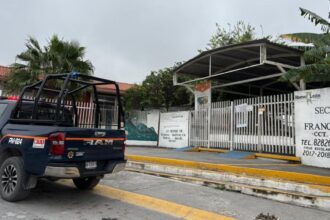 Movilización policiaca por alerta por balacera en secundaria de Juárez