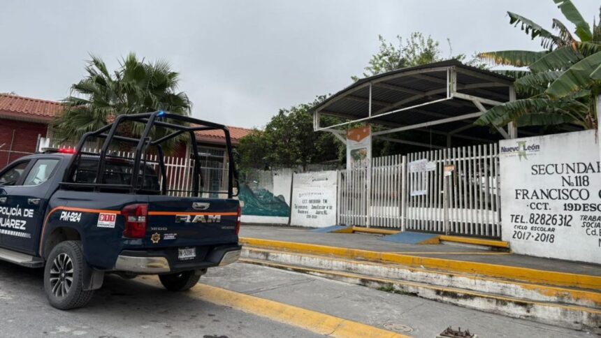 Movilización policiaca por alerta por balacera en secundaria de Juárez