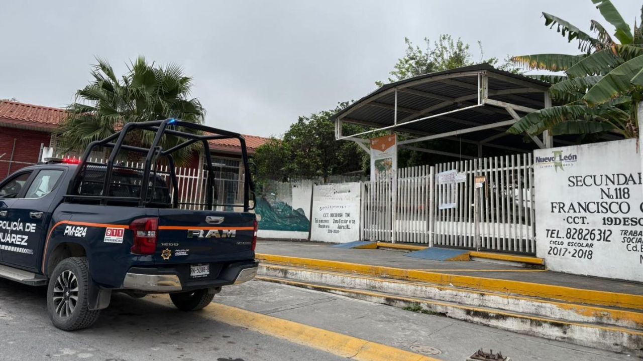 Movilización policiaca por alerta por balacera en secundaria de Juárez