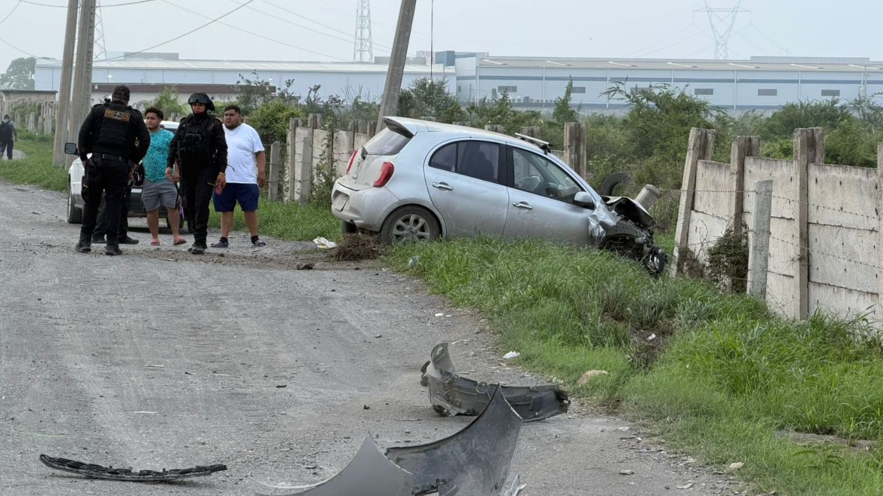 Mujer embarazada impacta su vehículo y sale ilesa en Escobedo