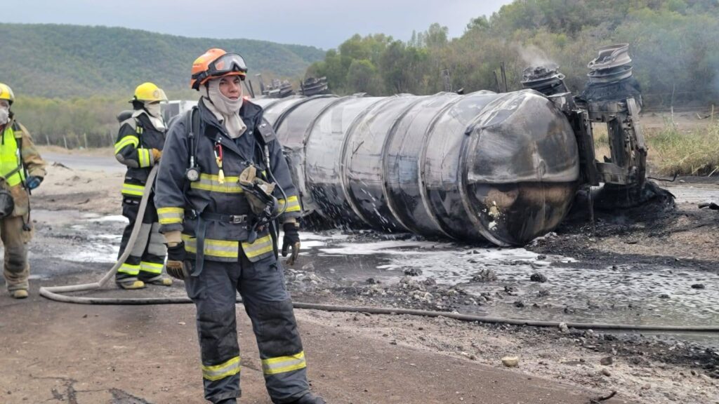 Volcadura e incendio de pipa con gasolina en Montemorelos