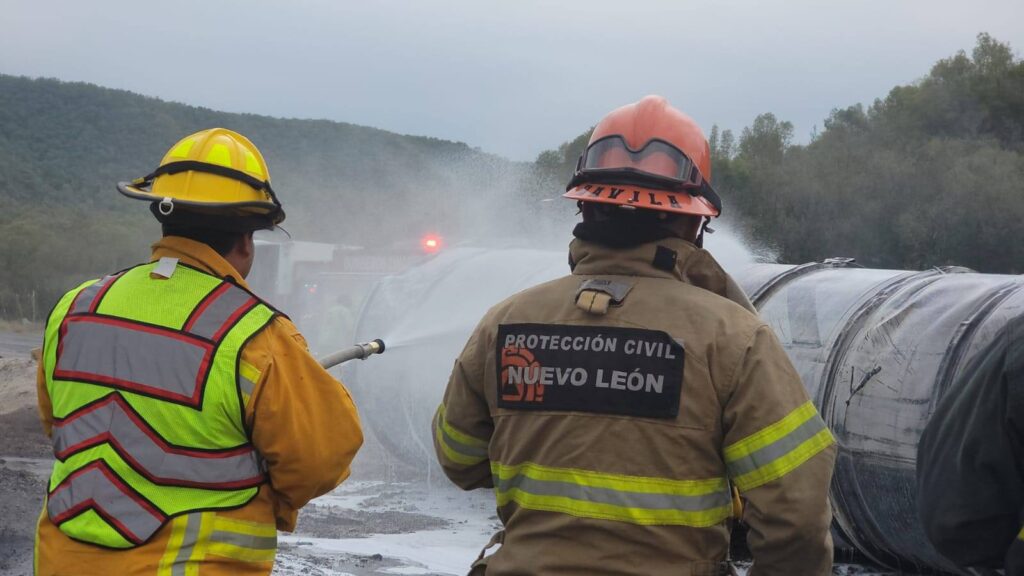Volcadura e incendio de pipa con gasolina en Montemorelos