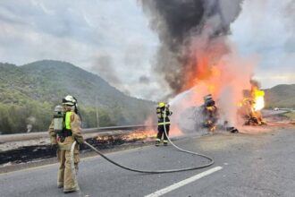 Volcadura e incendio de pipa con gasolina en Montemorelos