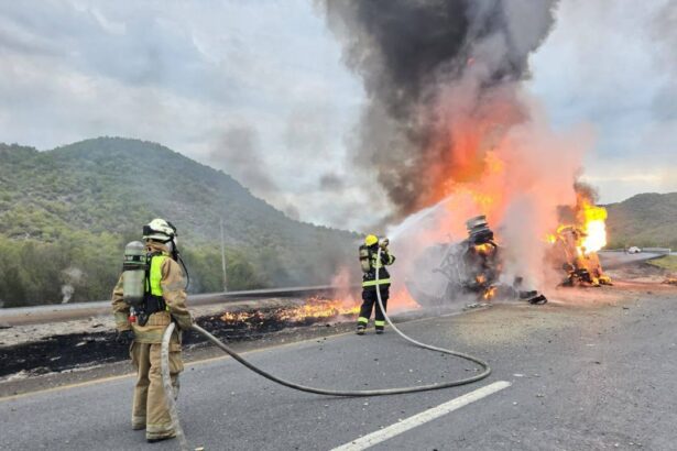 Volcadura e incendio de pipa con gasolina en Montemorelos