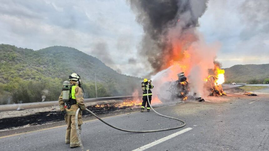 Volcadura e incendio de pipa con gasolina en Montemorelos