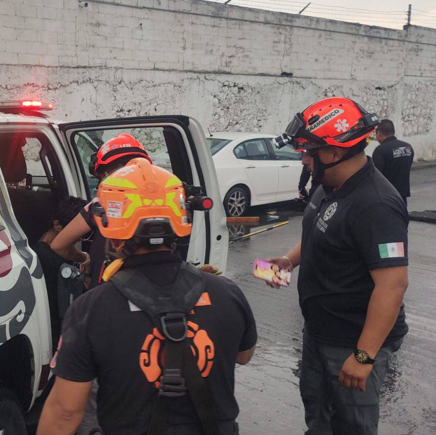Rescatan a mujer atrapada en alcantarilla en Santa Catarina