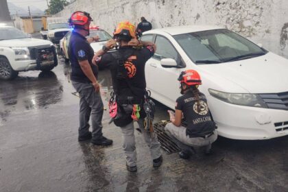 Rescatan a mujer atrapada en alcantarilla en Santa Catarina