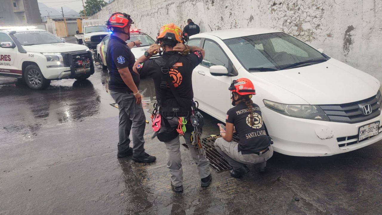 Rescatan a mujer atrapada en alcantarilla en Santa Catarina