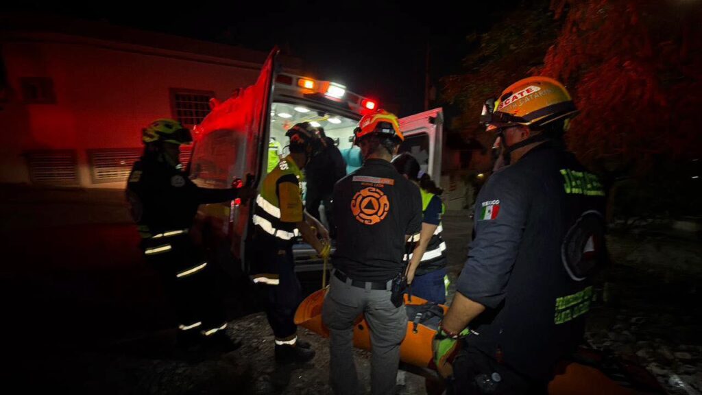 Rescatan a mujer lesionada en La Huasteca durante la madrugada