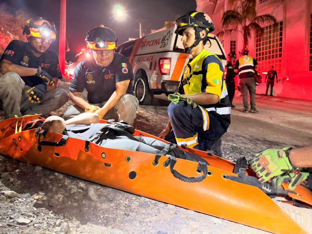 Rescatan a mujer lesionada en La Huasteca durante la madrugada