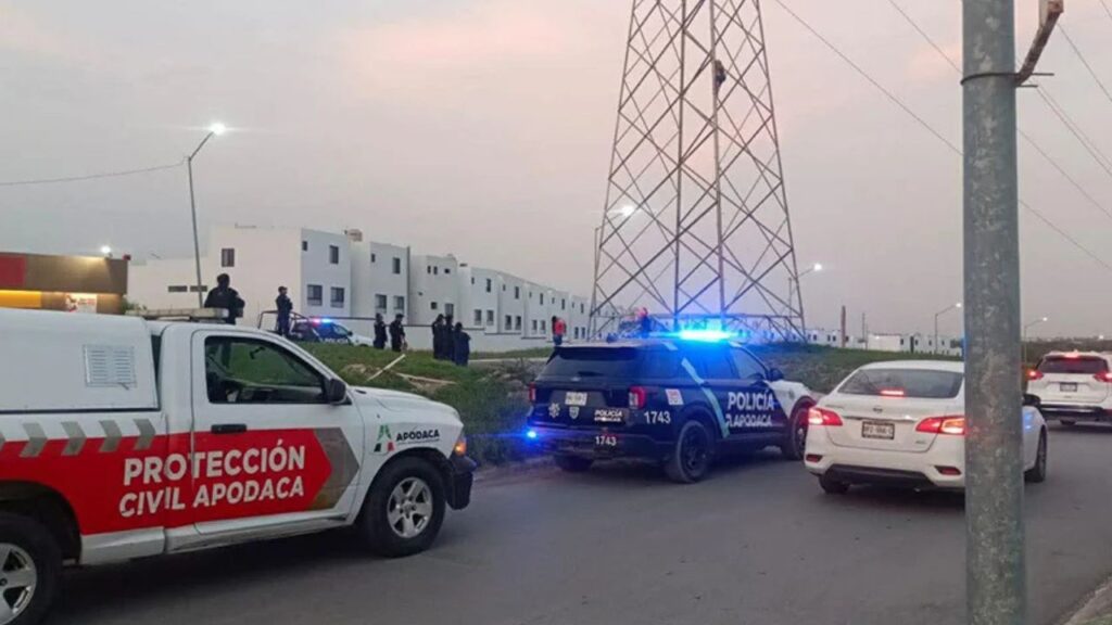 Rescatan a mujer tras subir a torre de alta tensión en Apodaca