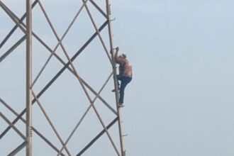 Rescatan a mujer tras subir a torre de alta tensión en Apodaca
