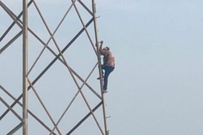 Rescatan a mujer tras subir a torre de alta tensión en Apodaca