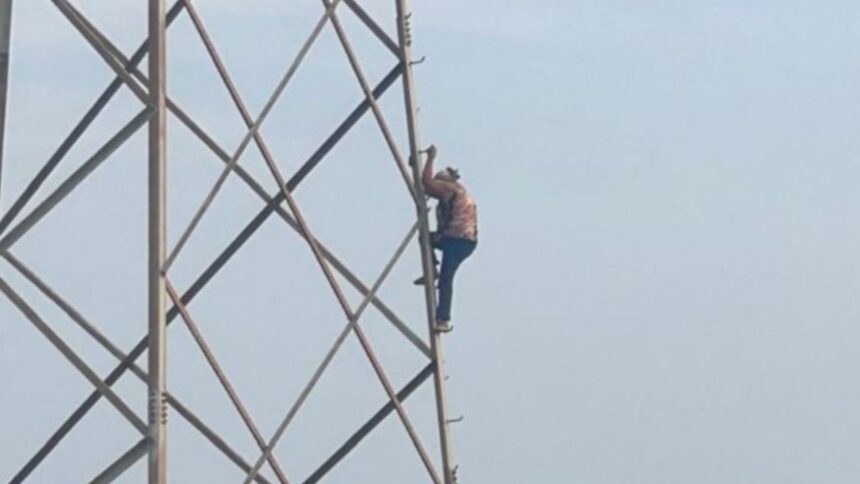 Rescatan a mujer tras subir a torre de alta tensión en Apodaca