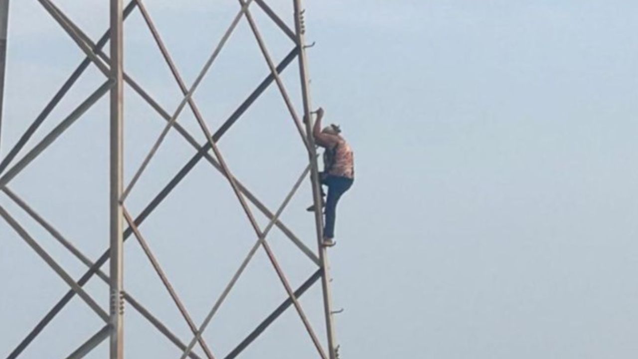 Rescatan a mujer tras subir a torre de alta tensión en Apodaca