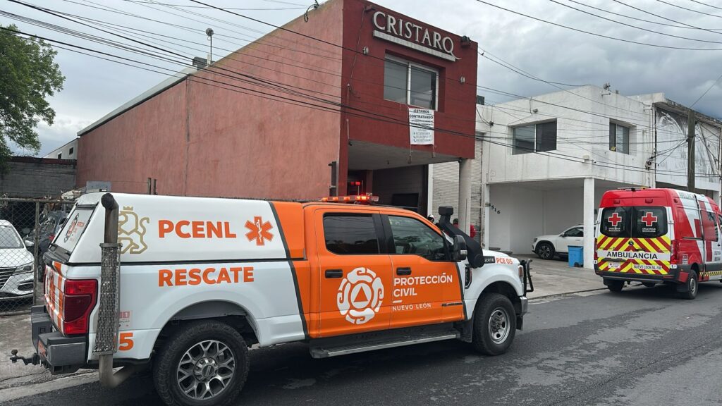 Trabajador queda prensado por camioneta en Monterrey