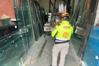 Trabajador queda prensado por camioneta en Monterrey