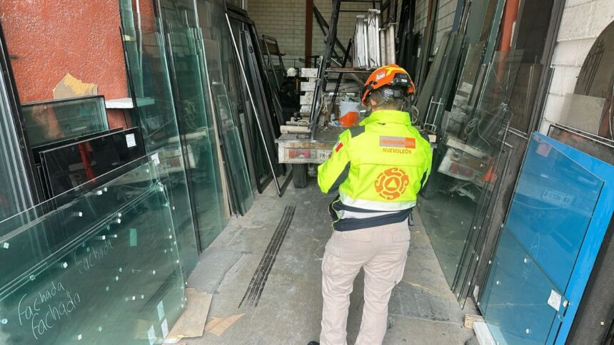 Trabajador queda prensado por camioneta en Monterrey