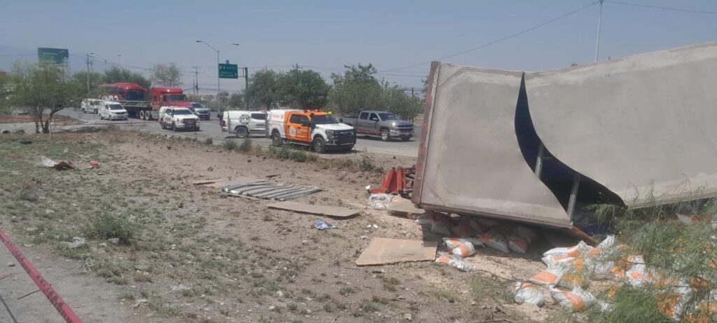 Tráiler sin frenos provoca muerte y deja sin luz ni agua a colonias