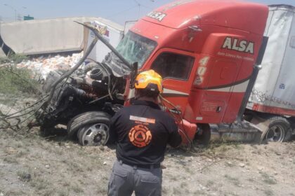 Tráiler sin frenos provoca muerte y deja sin luz ni agua a colonias
