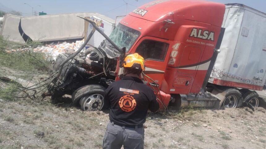 Tráiler sin frenos provoca muerte y deja sin luz ni agua a colonias