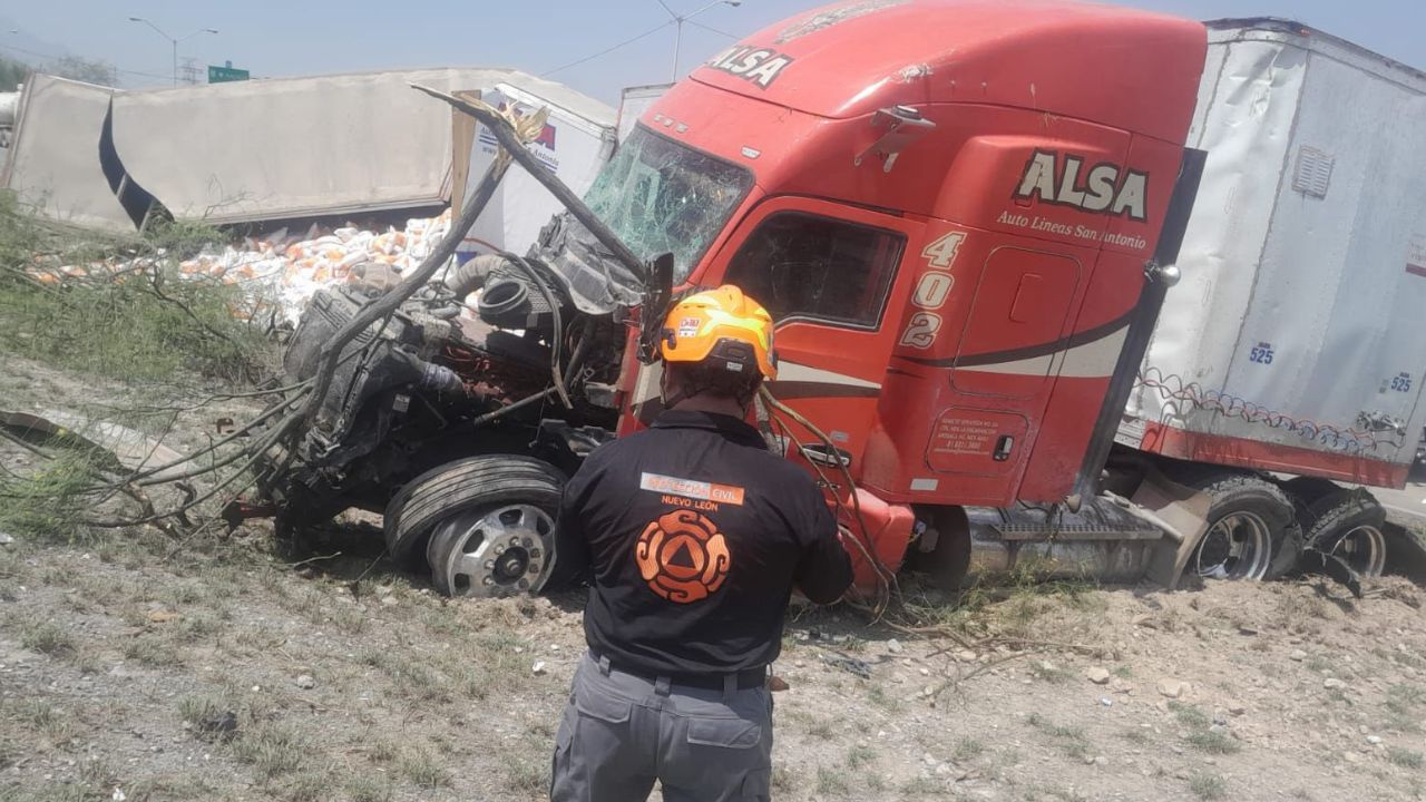 Tráiler sin frenos provoca muerte y deja sin luz ni agua a colonias