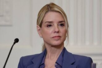 Donald Trump destituye a la fiscal general Pam Bondi