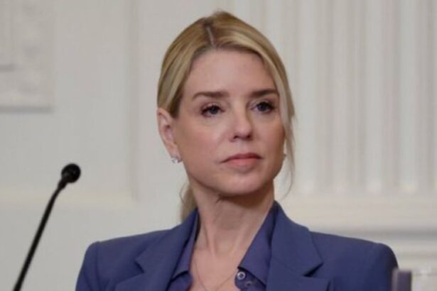 Donald Trump destituye a la fiscal general Pam Bondi