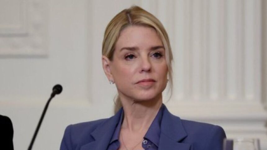 Donald Trump destituye a la fiscal general Pam Bondi