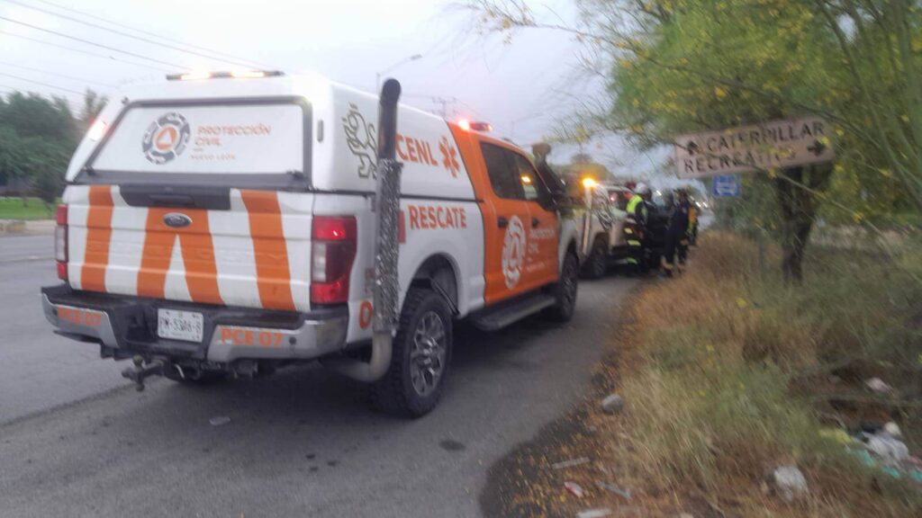 Vuelca auto en García; conductor sale ileso tras accidente