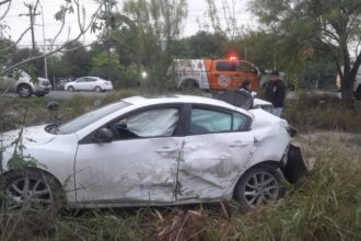 Vuelca auto en García; conductor sale ileso tras accidente