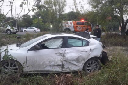 Vuelca auto en García; conductor sale ileso tras accidente