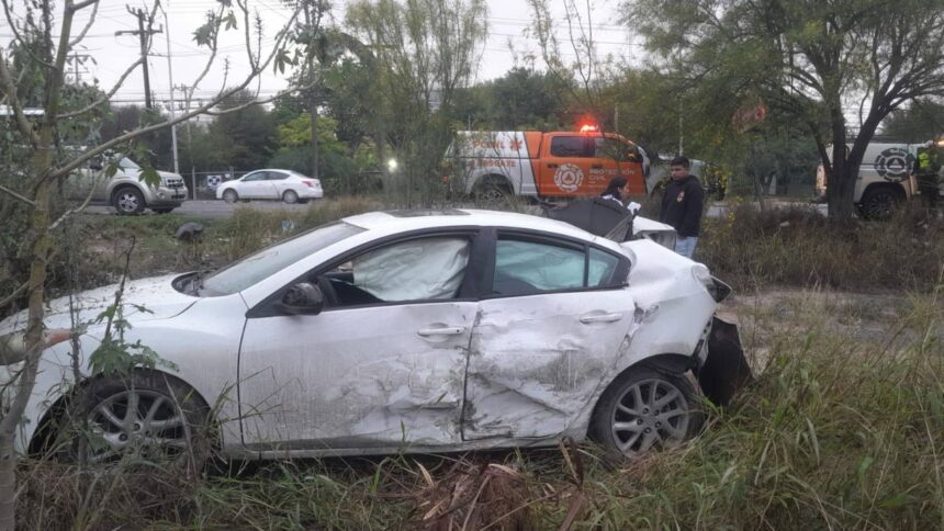 Vuelca auto en García; conductor sale ileso tras accidente