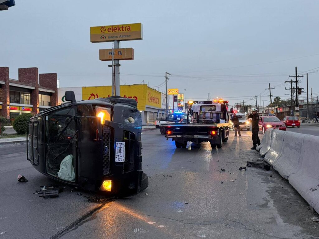 Vuelca auto en Guadalupe tras chocar contra muro de contención