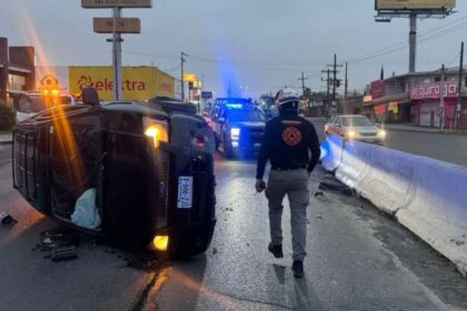 Vuelca auto en Guadalupe tras chocar contra muro de contención