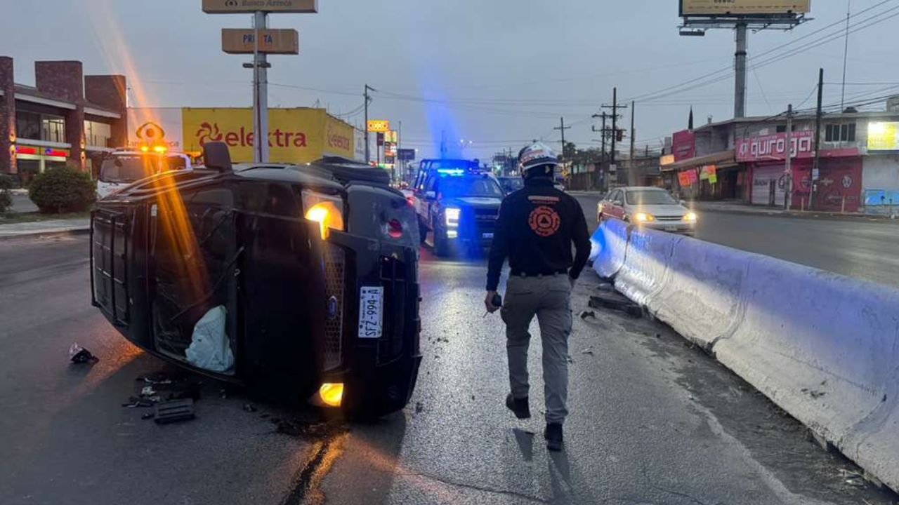 Vuelca auto en Guadalupe tras chocar contra muro de contención