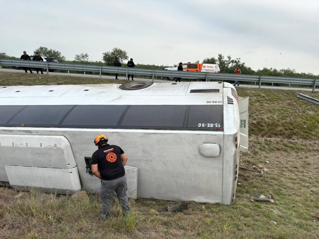 Vuelca camión de pasajeros en carretera a Reynosa