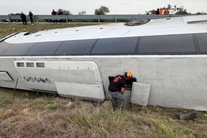 Vuelca camión de pasajeros en carretera a Reynosa