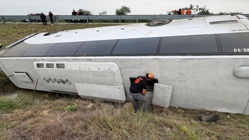 Vuelca camión de pasajeros en carretera a Reynosa