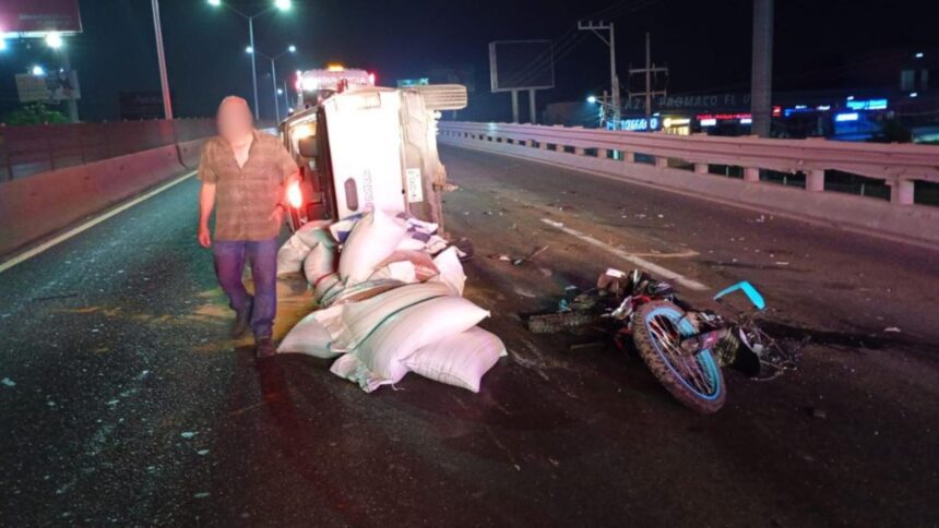 Volcadura en Carretera Nacional tras choque en El Uro