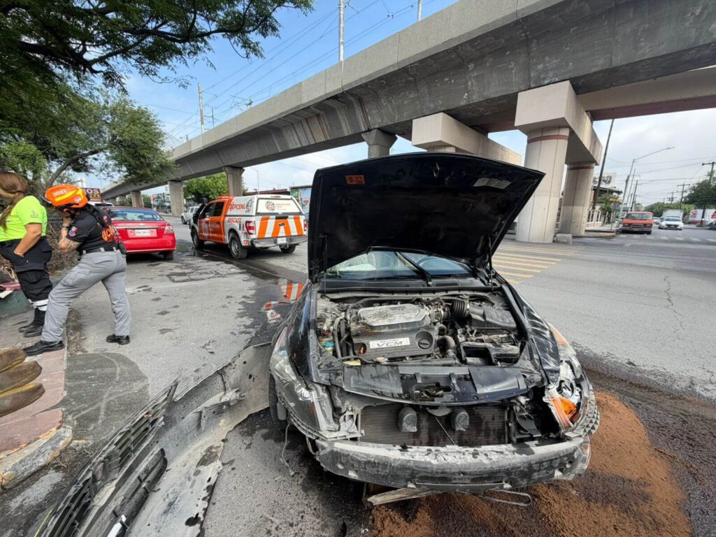 Vuelca auto en el Centro de Monterrey; conductora sale ilesa