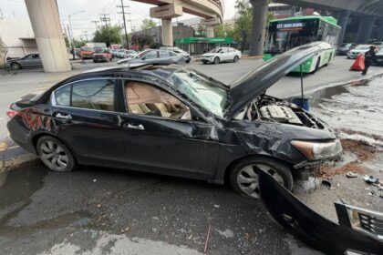 Vuelca auto en el Centro de Monterrey; conductora sale ilesa
