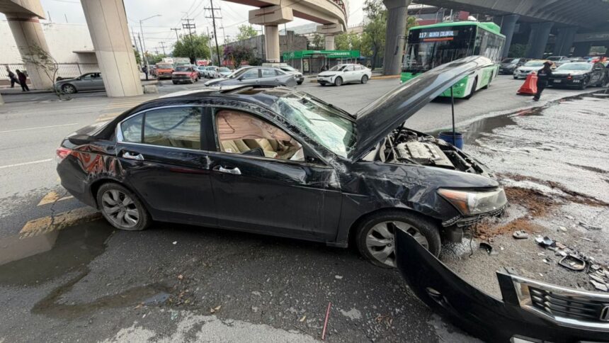 Vuelca auto en el Centro de Monterrey; conductora sale ilesa