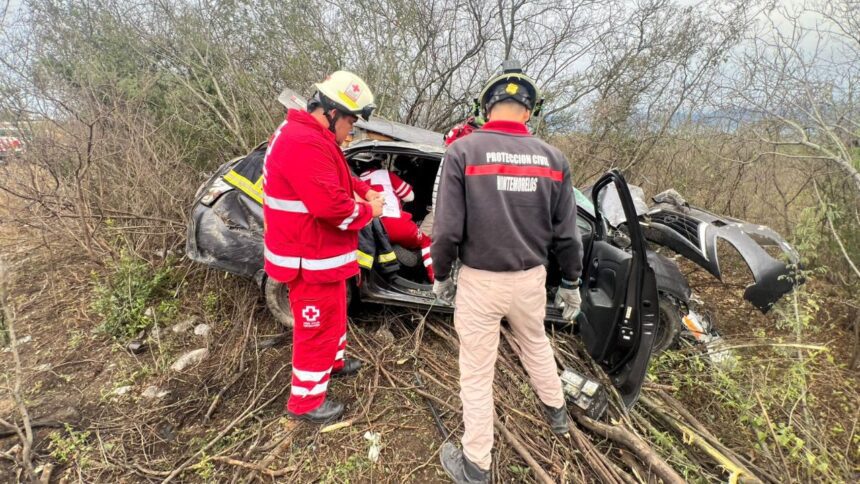 Volcadura en Montemorelos deja dos mujeres lesionadas