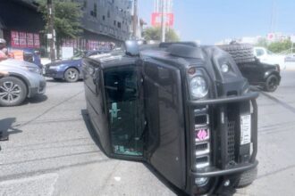 Chocan dos autos y uno termina volcado en Mitras Centro, Monterrey