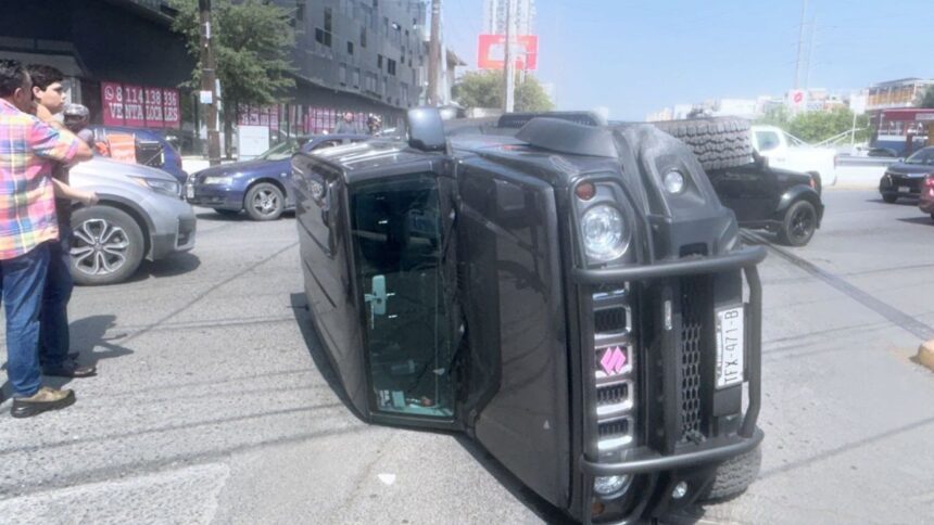 Chocan dos autos y uno termina volcado en Mitras Centro, Monterrey