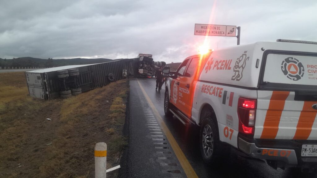 Vuelca tráiler en Autopista a Laredo en Salinas Victoria
