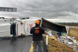 Vuelca tráiler en Autopista a Laredo en Salinas Victoria