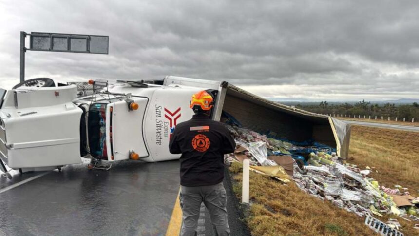 Vuelca tráiler en Autopista a Laredo en Salinas Victoria