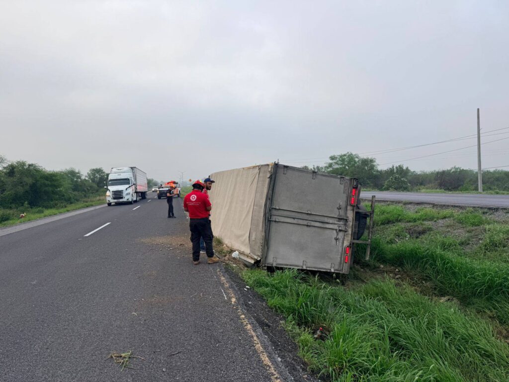 Vuelca tráiler en Carretera Nacional en Montemorelos; sin lesionados